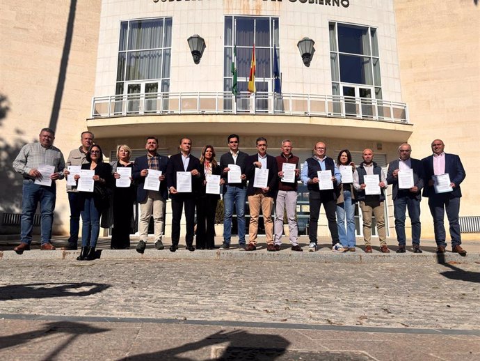 Alcaldes y alcaldesas del PP con el escrito registrado en la Subdelegación