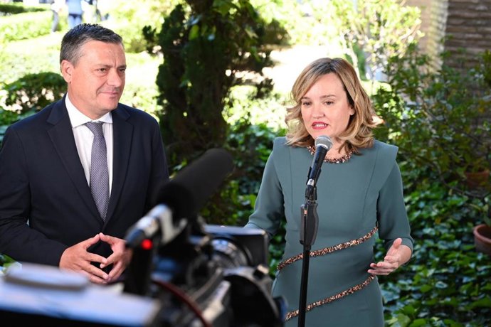 La secretaria general del PSOE Aragón, Pilar Alegría, y el portavoz de este partido en las Cortes de Aragón, Fernando Sabés.