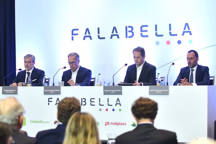 El presidente de Falabella Enrique Ostalé, junto al general gerente Alejandro González, Gonzálo Smith Ferrer y Juan Carlos Cortés Solari