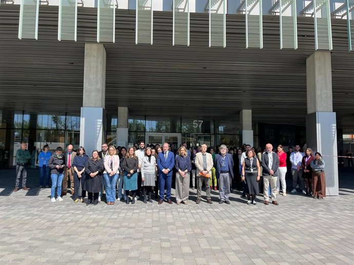 La consellera de Igualdad y Feminismo, Eva Menor; el conseller de Justicia y Calidad Democrática, Ramon Espadaler, y la consellera de Derechos Sociales e Inclusión, Mónica Martínez Bravo, en el minuto de silencio por el feminicidio de Calafell (Tarragona)