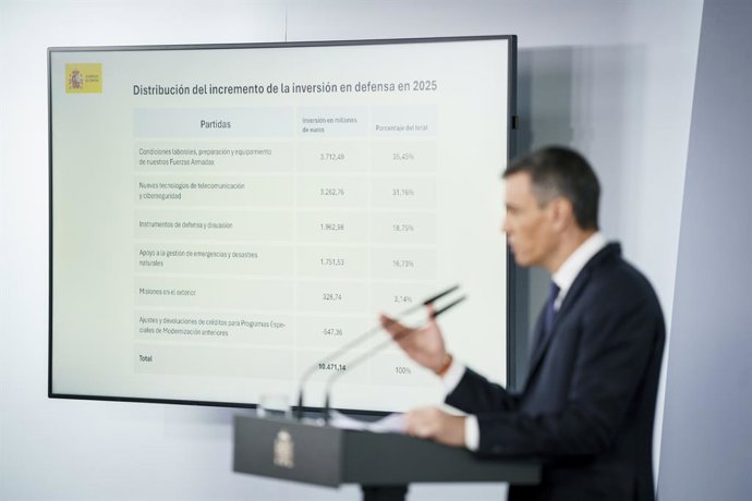 O Presidente do Governo, Pedro Sánchez, aparece no Palácio Moncloa, em 22 de abril de 2025, em Madri (Espanha). O Primeiro-Ministro anunciou o aumento dos gastos com defesa comprometidos com a OTAN para atingir 2% do PIB. Sán