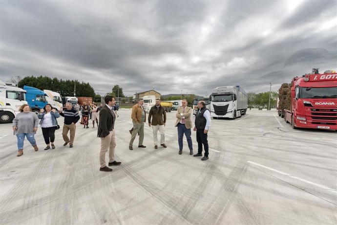 El consejero de Fomento, Roberto Media, asiste a la inauguración del aparcamiento de camiones
