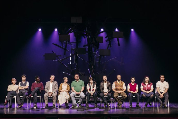 El equipo de 'Un monstruo viene a verme' durante la presentación de la obra que se puede ver en distintas funciones desde este miércoles y hasta el domingo en el Teatro del Soho CaixaBank.