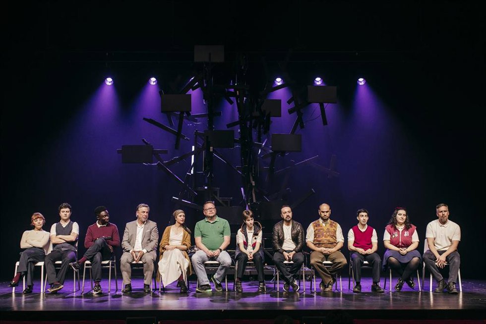 El equipo de 'Un monstruo viene a verme' durante la presentación de la obra que se puede ver en distintas funciones desde este miércoles y hasta el domingo en el Teatro del Soho CaixaBank.