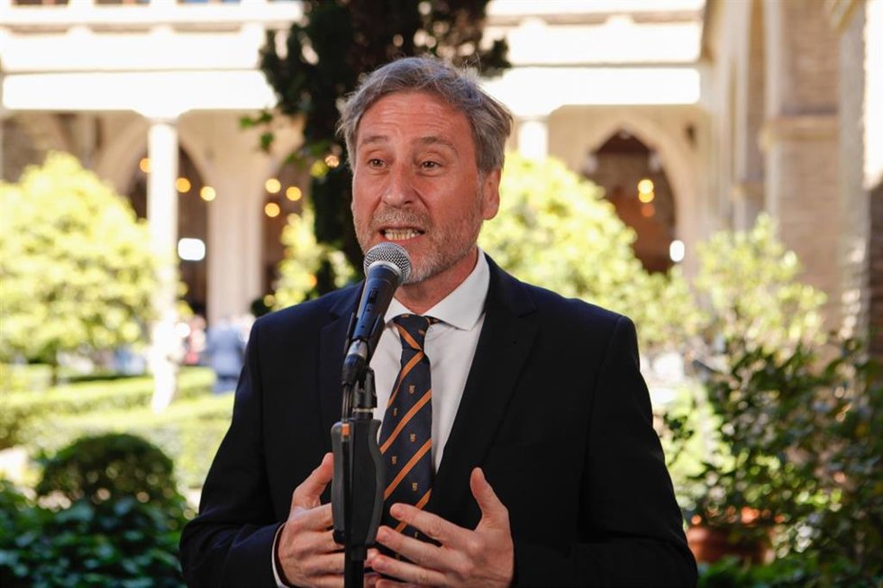 Archivo - El portavoz de CHA en las Cortes de Aragón, José Luis Soro, atiende a los medios de comunicación tras el acto institucional del 23 de abril.