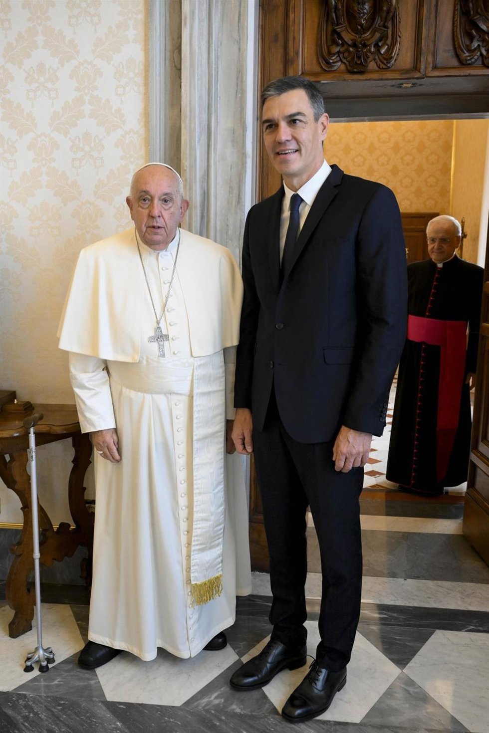 Archivo - El presidente del Gobierno, Pedro Sánchez, junto al Papa Francisco I.