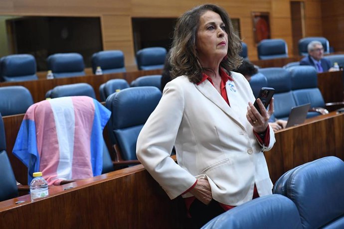 Archivo - La diputada de Más Madrid en la Asamblea de Madrid Carla Antonelli, antes de comenzar un pleno en la Asamblea de Madrid, a 22 de diciembre de 2023, en Madrid (España).