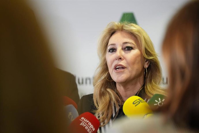La consejera de Economía, Hacienda y Fondos Europeos y portavoz de la Junta de Andalucía, Carolina España, atiende a los medios de comunicación antes de la firma del convenio. 