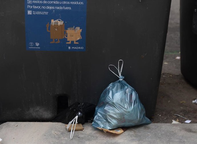 Archivo - Una bolsa de basura junto a un contenedor, a 29 de diciembre de 2023, en Madrid (España). 