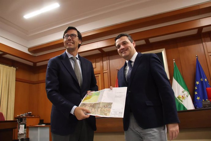 Archivo - José María Bellido y Dámaso Quintana presentan el nuevo proyecto del Grupo Cunext, en una imagen de archivo.