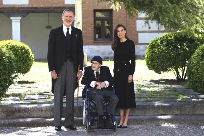 El Rey Felipe, Álvaro Pombo y la Reina Letizia posan a la salida de la entrega del Premio de Literatura en Lengua Castellana “Miguel de Cervantes” 2024, a 23 de abril de 2025, en Alcalá de Henares. Dicho reconocimiento es otorgado al escritor Álvaro Pombo