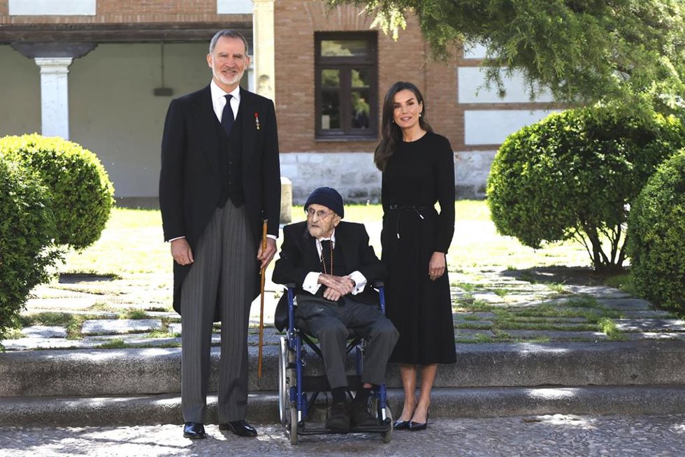 El Rey Felipe, Álvaro Pombo y la Reina Letizia posan a la salida de la entrega del Premio de Literatura en Lengua Castellana Miguel de Cervantes 2024, a 23 de abril de 2025, en Alcalá de Henares. Dicho reconocimiento es otorgado al escritor Álvaro Pom