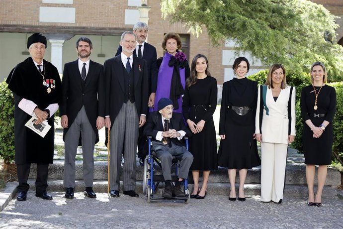 (I-3D) El rector de la Universidad de Alcalá de Henares, José Vicente Saz Pérez, el ministro de Cultura, Ernest Urtasun, el Rey Felipe, Álvaro Pombo, la Reina Letizia, la presidenta de la Comunidad de Madrid, Isabel Díaz-Ayuso, y la alcaldesa de Alcalá de