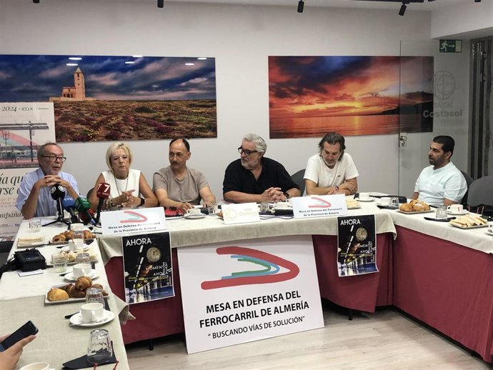 Archivo - Los miembros de la Mesa en Defensa del Ferrocarril de Almería en una imagen de archivo.