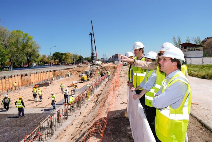 El alcalde de Madrid, José Luis MartínezAlmeida, en las obras de soterramiento de la A-5