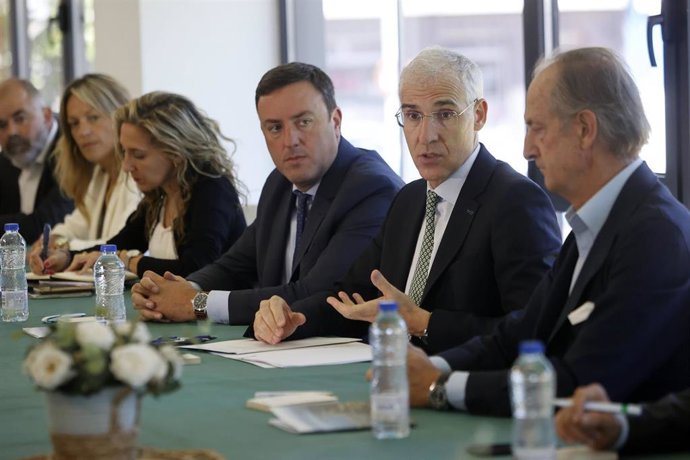 Archivo - El por entonces responsable de Industria de la Xunta, Francisco Conde, cifró en un centenar las empresas que se beneficiarán de la fábrica de papel tisú que Ence proyecta en As Pontes