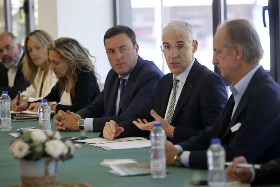 Archivo - El por entonces responsable de Industria de la Xunta, Francisco Conde, cifró en un centenar las empresas que se beneficiarán de la fábrica de papel tisú que Ence proyecta en As Pontes