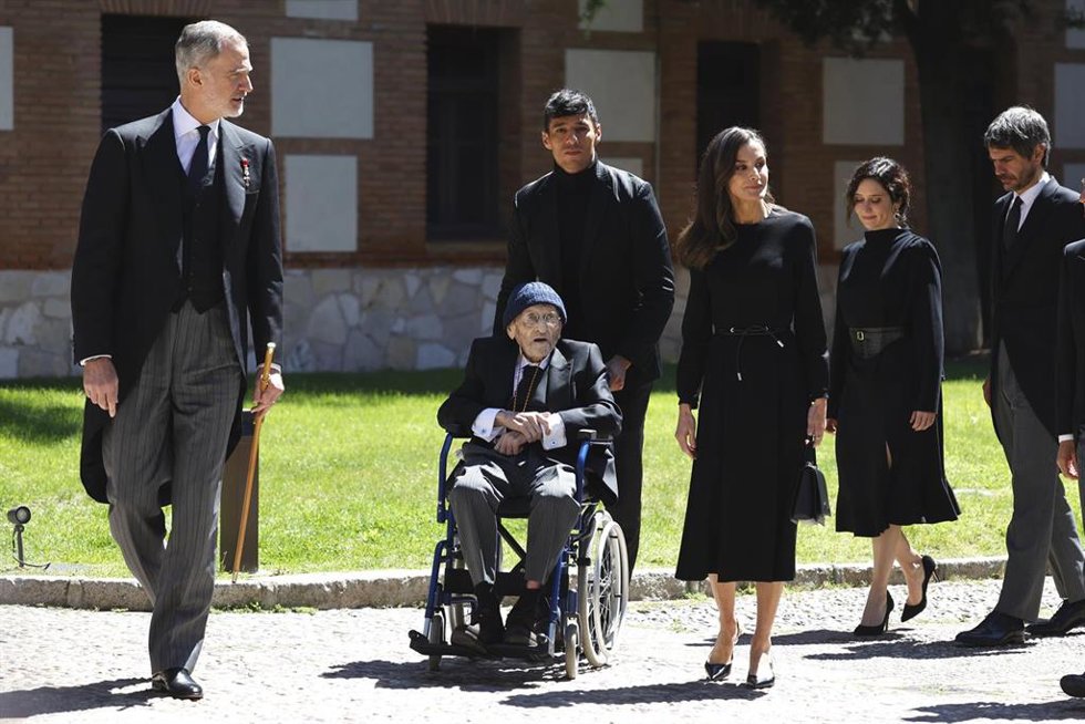El Rey Felipe, Álvaro Pombo, la Reina Letizia, la Presidenta de la Comunidad de Madrid, Isabel Díaz-Ayuso, y el ministro de Cultura, Ernest Urtasun, a la salida de la entrega del Premio Miguel de Cervantes 2024, en Alcalá de Henares.