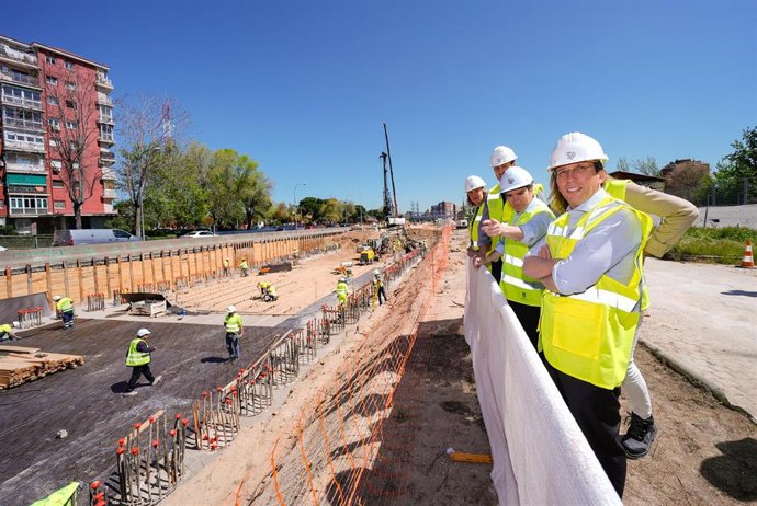 El alcalde de Madrid, José Luis Martínez-Almeida, en las obras de soterramiento de la A-5