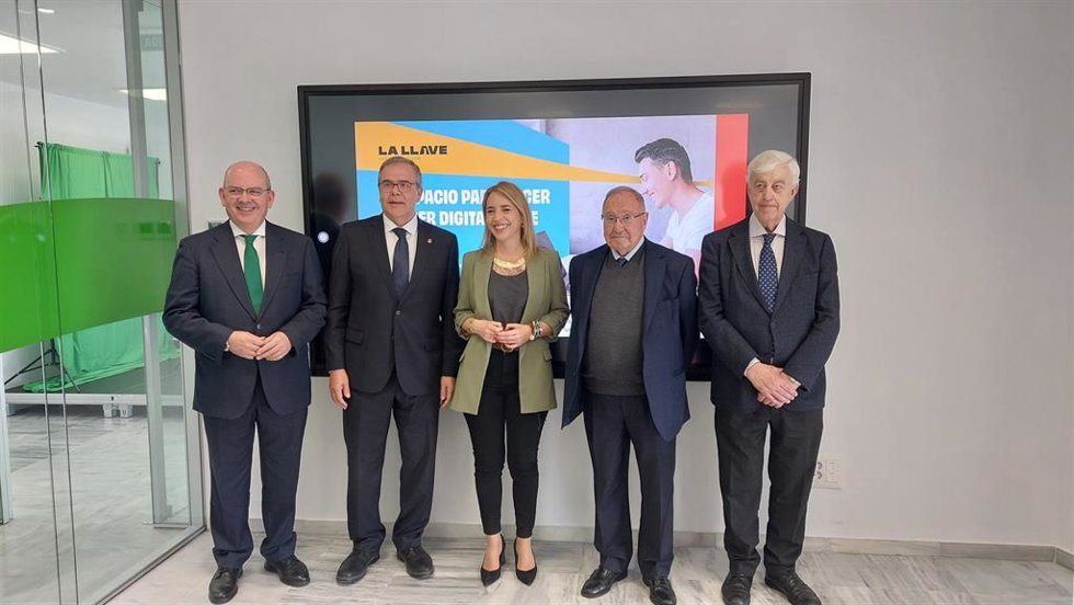 La presidenta de la Diputación de Cádiz, Almudena Martínez del Junco, junto a los responsables de las Cámaras de Comercio de Campo de Gibraltar, Cádiz y Jerez.