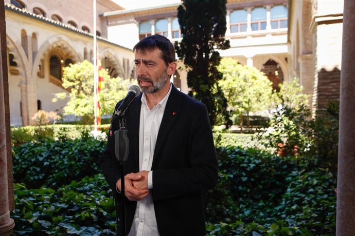 Archivo - El portavoz de IU en las Cortes de Aragón, Álvaro Sanz, tras el acto del 23 de abril, en el Palacio de La Aljafería.