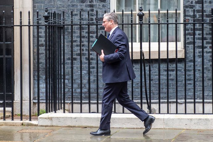 23 de abril de 2025, Londres, Inglaterra, Reino Unido: O primeiro-ministro britânico KEIR STARMER deixa o 10 Downing Street para as perguntas do primeiro-ministro na Câmara dos Comuns em Londres.