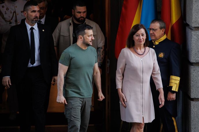 Archivo - El presidente de Ucrania, Volodimir Zelenski (i), y la presidenta del Congreso, Francina Armengol (d), durante su visita al Congreso de los Diputados en 2024
