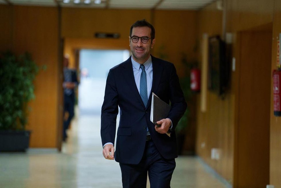 Archivo - El ministro de Economía, Comercio y Empresa, Carlos Cuerpo, preside la primera reunión del Consejo de Finanzas Sostenibles, en la sede del Ministerio, a 13 de febrero de 2025, en Madrid (España). El Consejo de Finanzas Sostenibles es un órgano