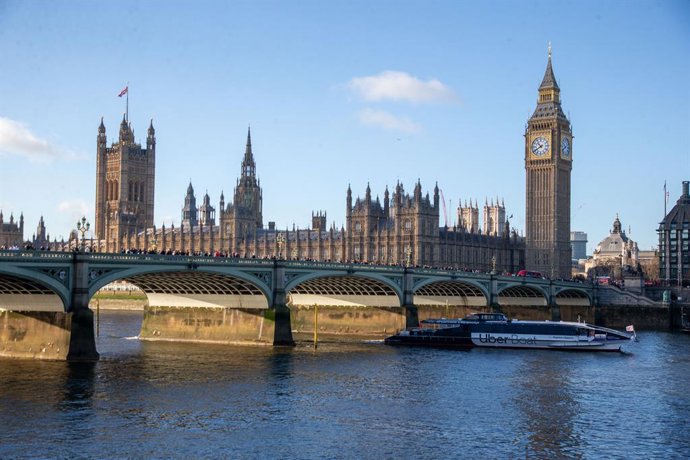 Archivo - Arquivo - 2 de janeiro de 2025, Londres, Inglaterra, Reino Unido: O parlamento britânico é visto do outro lado do rio Tâmisa.