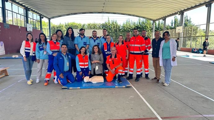 Botella (centro), con los profesionales que han participado en la actividad de formación en RCP ofrecida a los alumnos del IES Cárbula de Almodóvar del Río.