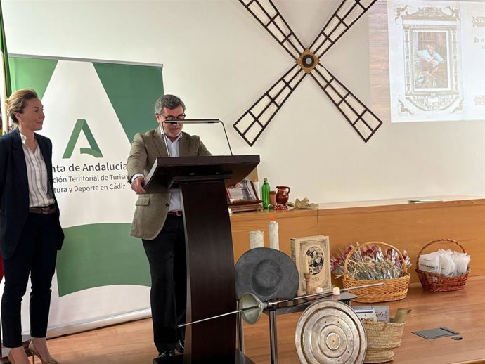 El delegado territorial de Inclusión Social, Juventud, Familias e Igualdad, Alfonso Candón, y  la delegada territorial de Turismo, Cultura y Deporte, Tania Barcelona, en una lectura de 'El Quijote' de Cervantes por el Día del Libro
