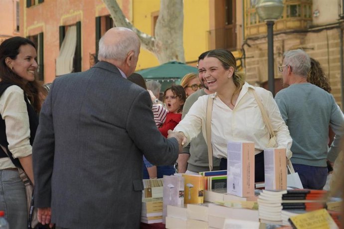 La presidenta del Govern, Marga Prohens, visita las paradas del Día del Libro.