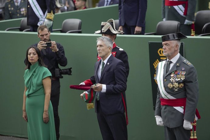 Archivo - La directora general de la Guardia Civil, Mercedes González (i), y el ministro del Interior, Fernando Grande-Marlaska (c), durante la celebración de la patrona de la Guardia Civil en Mérida