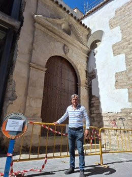 El diputado Antonio Losa ante la fachada de la iglesia de Santo Domingo