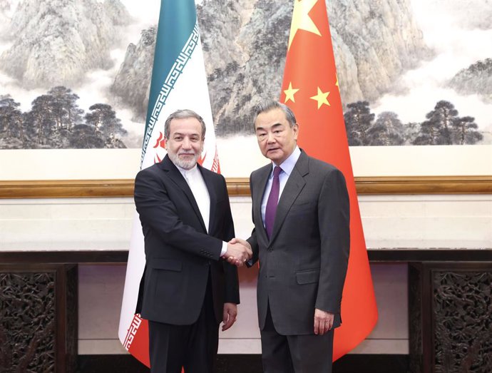 Archivo - PEQUIM, 28 de dezembro de 2024 -- O ministro das Relações Exteriores da China, Wang Yi, também membro do Bureau Político do Comitê Central do Partido Comunista da China, conversa com o ministro das Relações Exteriores do Irã, Seyyed Abbas Araghc