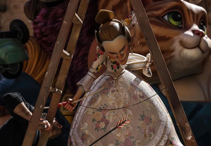 Archivo - Una falla durante su montaje, a 15 de marzo de 2025, en Valencia, 