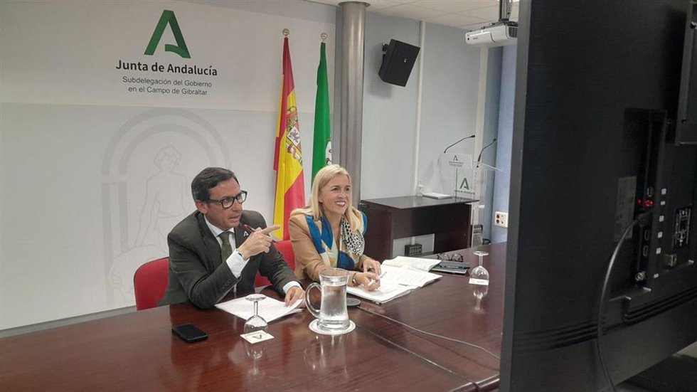 Eva Pajares y Javier Ros en la reunión con municipios del Campo de Gibraltar por las medidas de la Fiebre del Nilo.