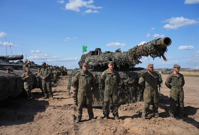 Archivo - 30 May 2023, Lithuania, Pabrade: The German crew of a Leopard 2A6 main battle tank stands in front.