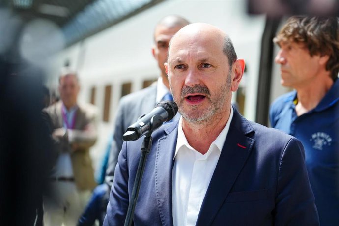 El presidente de la RFEF, Rafael Louzán, en la Estación de Santa Justa de Sevilla.