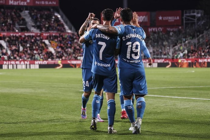 Los jugadores del Real Betis celebran uno de sus goles ante el Girona en LaLiga EA Sports 24-25