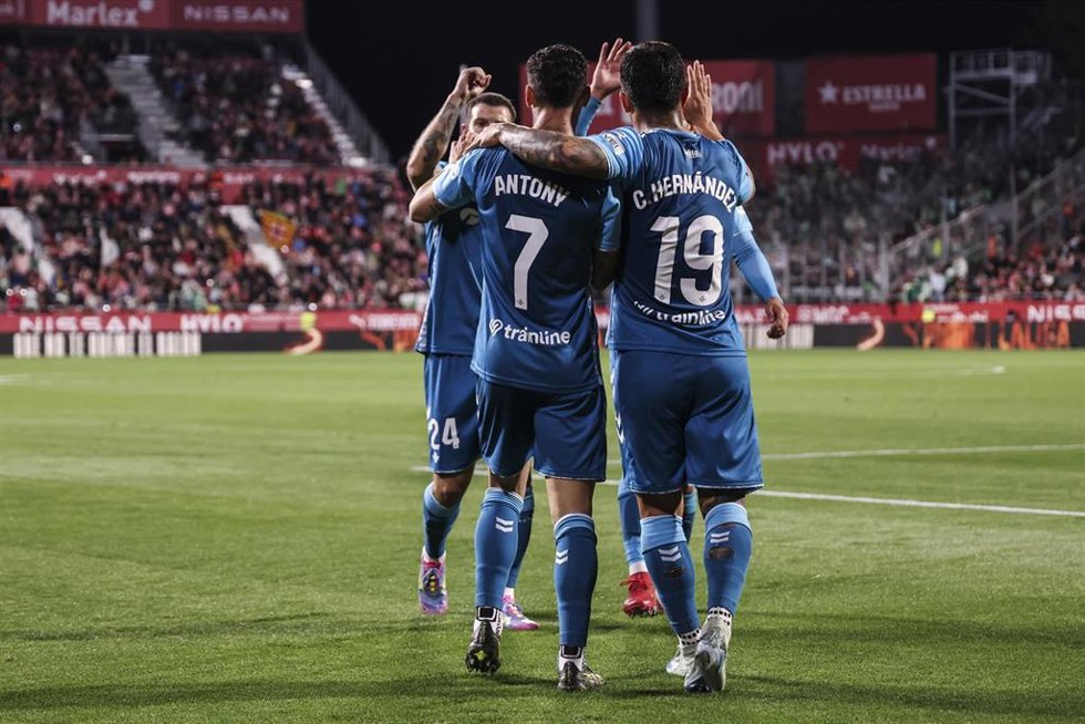 Los jugadores del Real Betis celebran uno de sus goles ante el Girona en LaLiga EA Sports 24-25