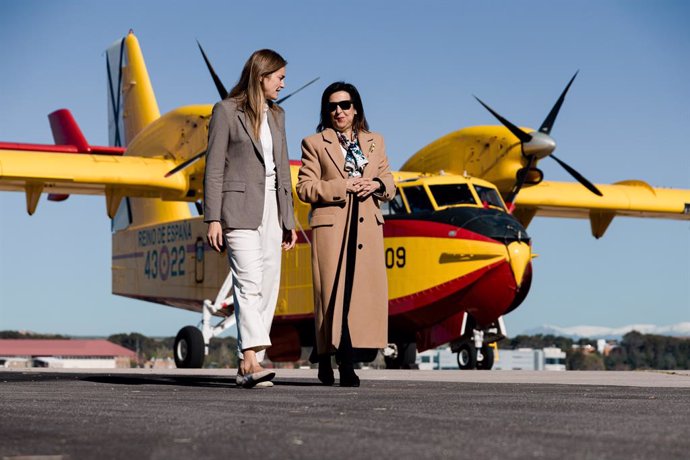 La vicepresidenta tercera i ministra per a la Transició Ecològica i Repte Demogràfic, Sara Aagesen (e), i la ministra de Defensa, Margarita Robles (d), durant la seua visita al 43 Grup de Forces Aèries de la Base Aèria de Torrejón, a 23 d'abril del 2025.