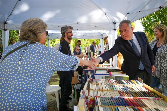 Expositores en los Jardines de Murillo por el Día del Libro.