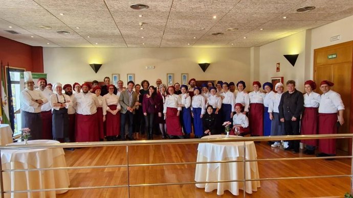 El delegado territorial de Empleo, Empresa y Trabajo Autónomo, Daniel Sánchez, y la delegada territorial de Turismo, Cultura y Deporte, Tania Barcelona, en una jornada en la Escuela de Hostelería de Cádiz