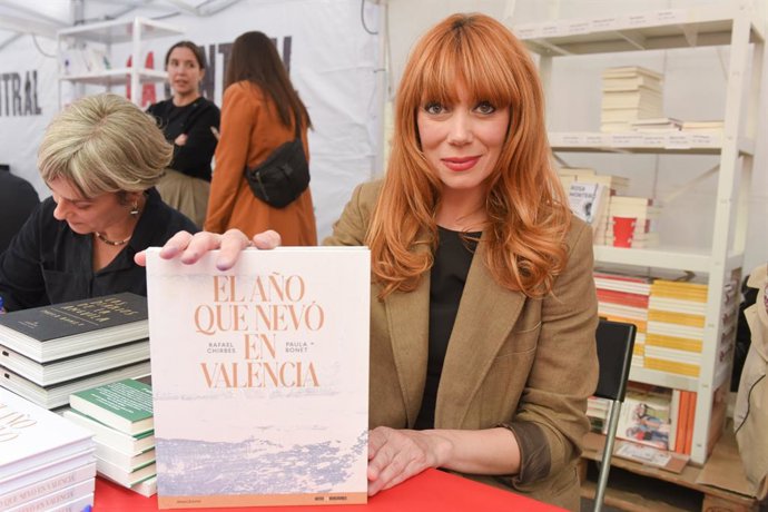 La il·lustradora Paula Bonet signa llibres a Barcelona per la Diada de Sant Jordi 2025.