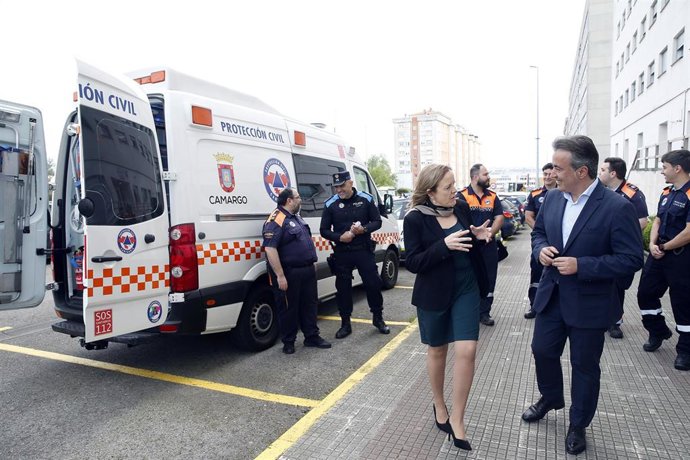 La consejera de Presidencia, Isabel Urrutia, presenta un nuevo vehículo para Protección Civil junto al alcalde de Camargo, Diego Movellán