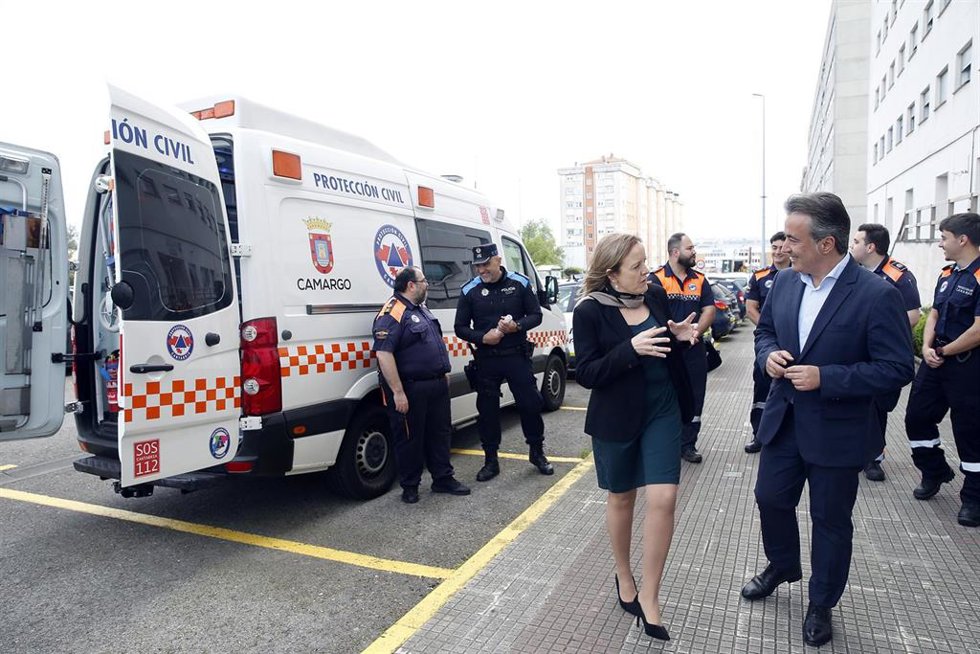 La consejera de Presidencia, Isabel Urrutia, presenta un nuevo vehículo para Protección Civil junto al alcalde de Camargo, Diego Movellán