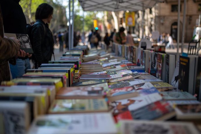 Puestos de libros, durante la Diada de Sant Jordi 2025, a 23 de abril de 2025, en Barcelona