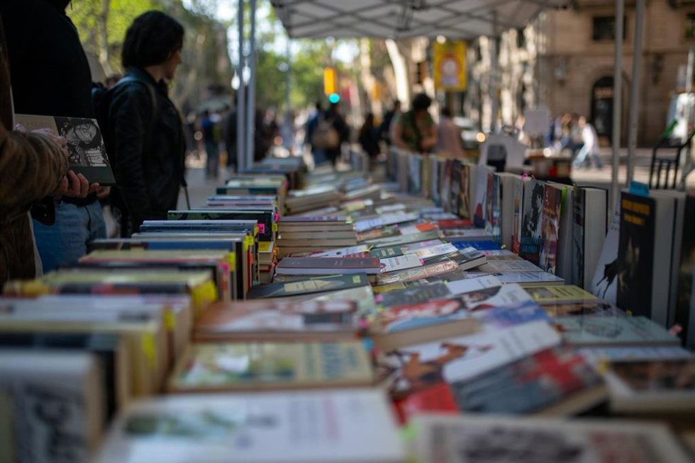 Puestos de libros, durante la Diada de Sant Jordi 2025, a 23 de abril de 2025, en Barcelona