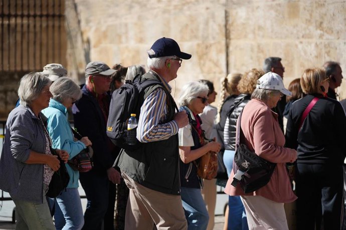 Imagenes de recurso de turistas por el centro de Sevilla. A 31 de marzo de 2025, en Sevilla (Andalucía, España).